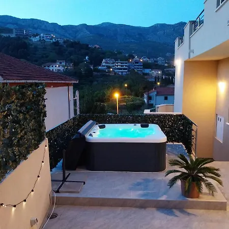 Апартаменты Relax Split Area With Jacuzzi And Mountain View