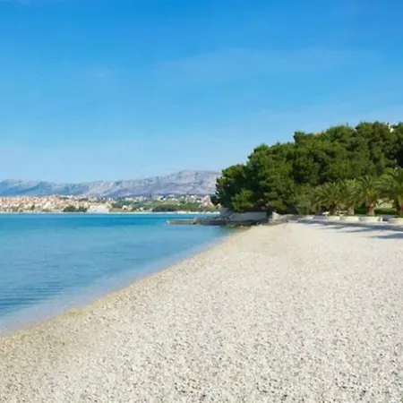 Relax Split Area With Jacuzzi And Mountain View Apartment