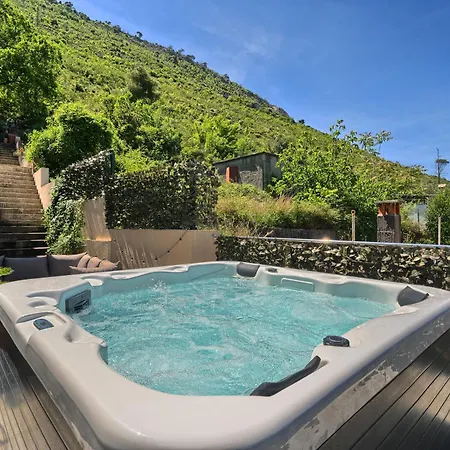 Relax Split Area With Jacuzzi And Mountain View Apartment Zrnovnica