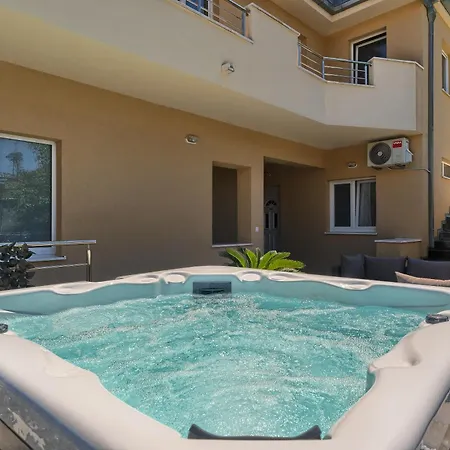 Relax Split Area With Jacuzzi And Mountain View Apartment