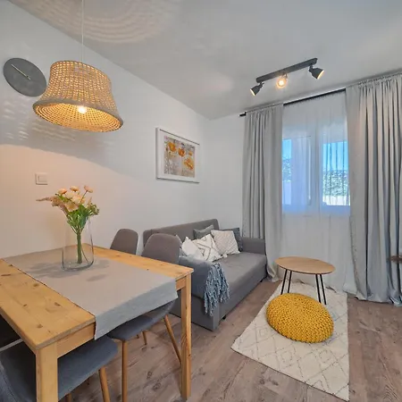 Relax Split Area With Jacuzzi And Mountain View Apartment Zrnovnica