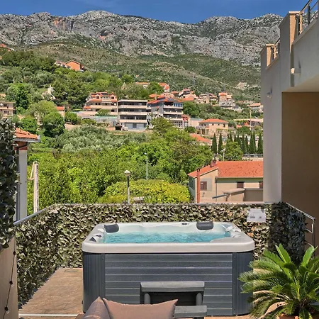 Relax Split Area With Jacuzzi And Mountain View Apartment